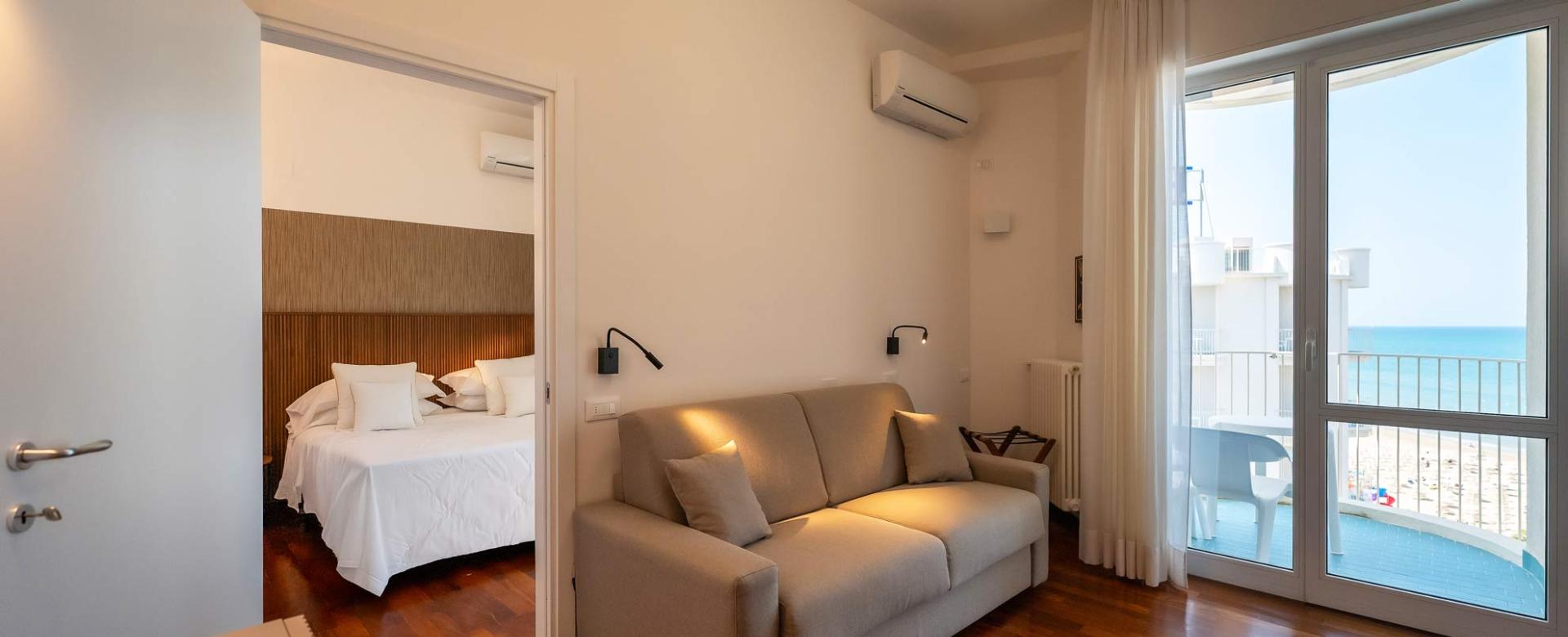 Bright room with sea view, elegant furnishings, and a relaxing atmosphere.