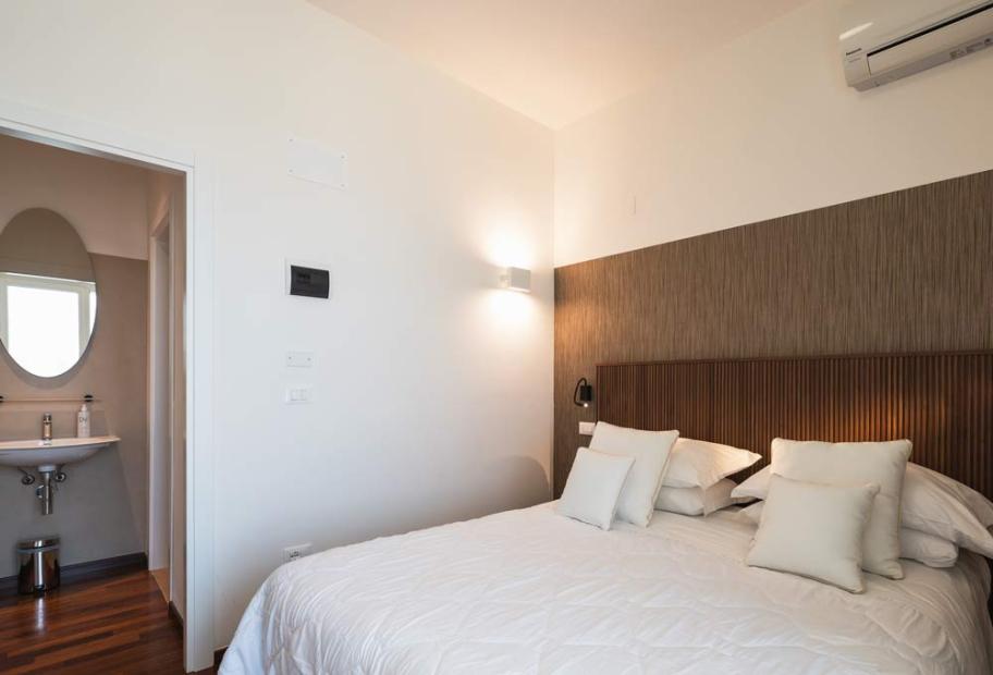 Modern, cozy room with soft bed and elegant bathroom, relaxing atmosphere.