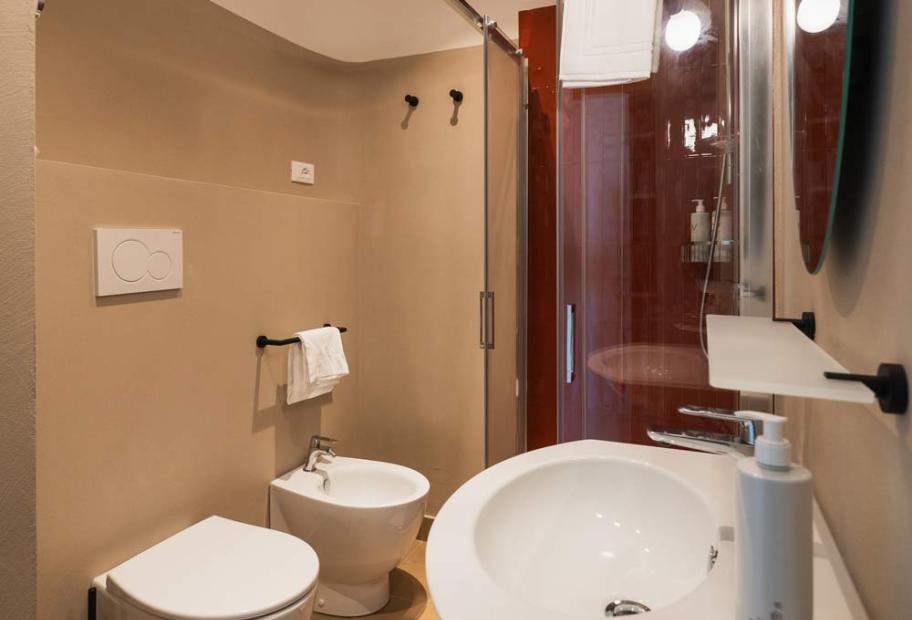 Modern, bright bathroom, warm colors, welcoming atmosphere.