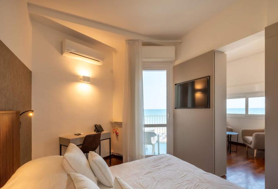 Bright room with sea view, elegant and cozy.