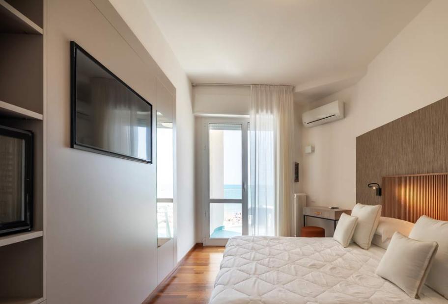 Bright room with sea view, modern furnishings, and a relaxing atmosphere.